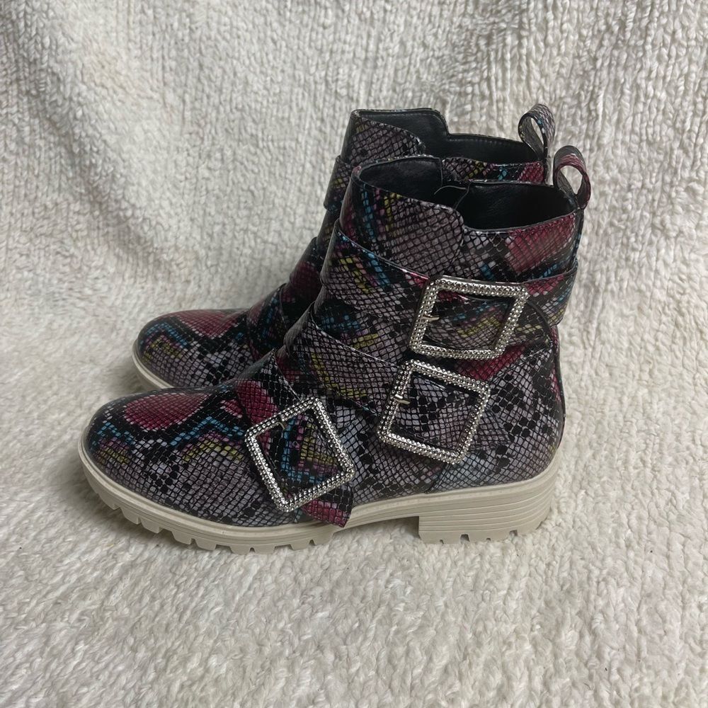 True Craft  faux snake skin print Ankle Boots Rhinestones Buckles accent SZ8.5M